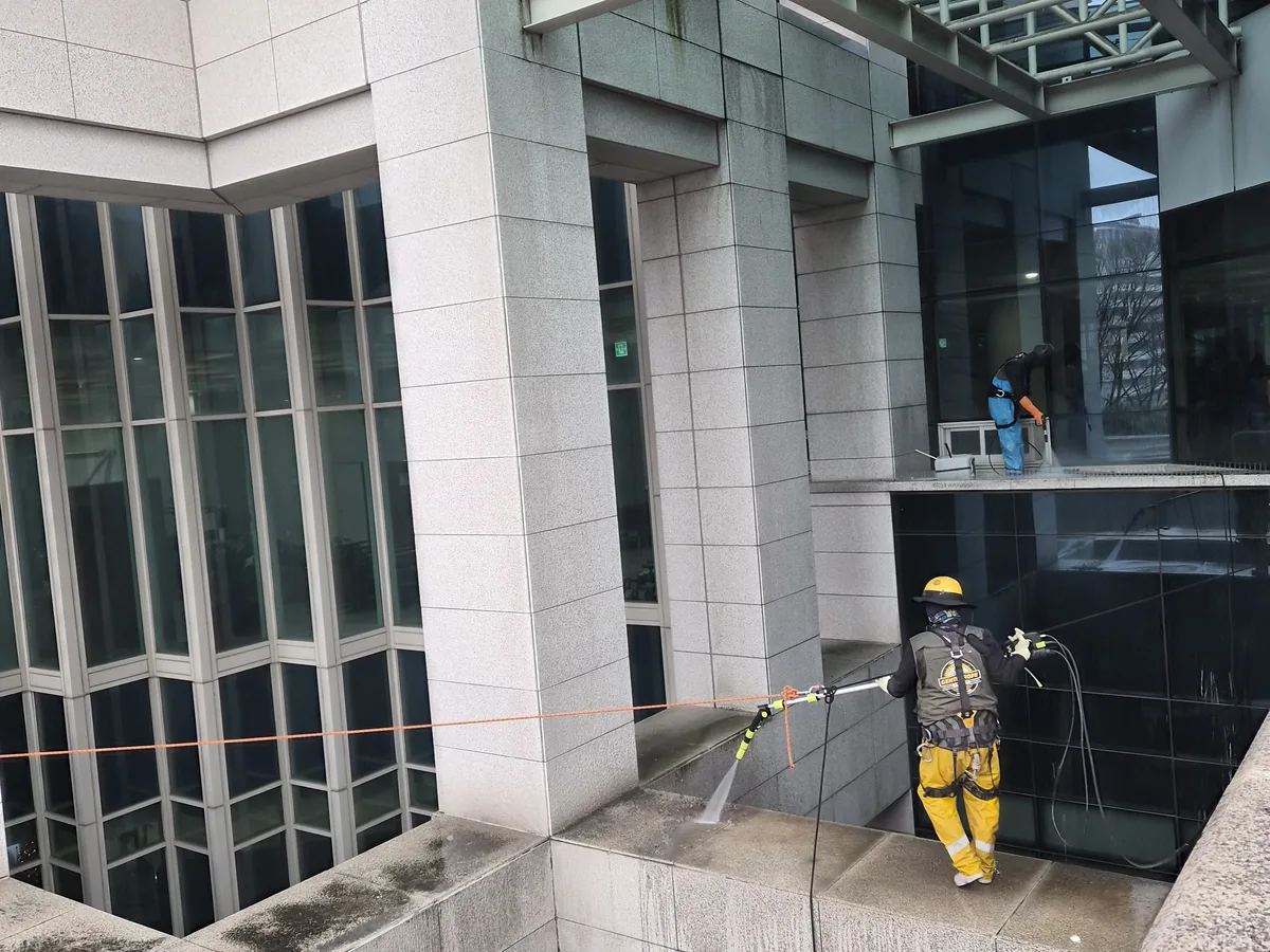 연수구 송도동 상가건물 옥상 파라펫 장비 주변 정밀 위생청소 사례 - 행진크린