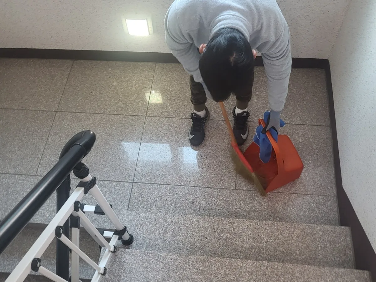 연수구 송도동 빌라 공동현관 장비 주변 정밀 위생청소 사례 - 행진크린
