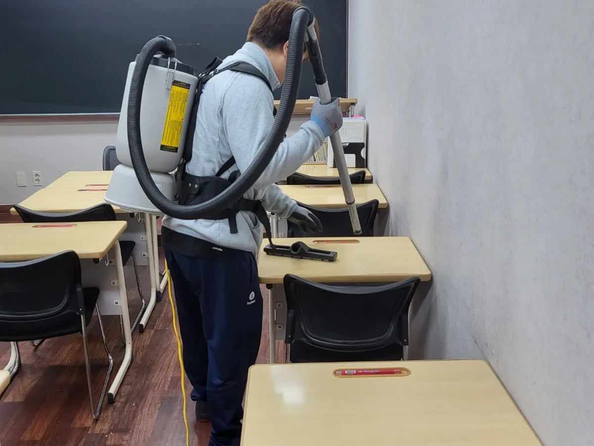 서해구 석남동 학교 현관·중앙홀 바닥 위생청소 사례 - 행진크린