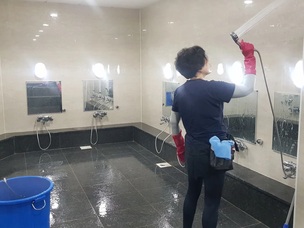 미추홀구 용현동 목욕탕 탈의실·파우더룸 바닥 위생청소 사례 - 행진크린