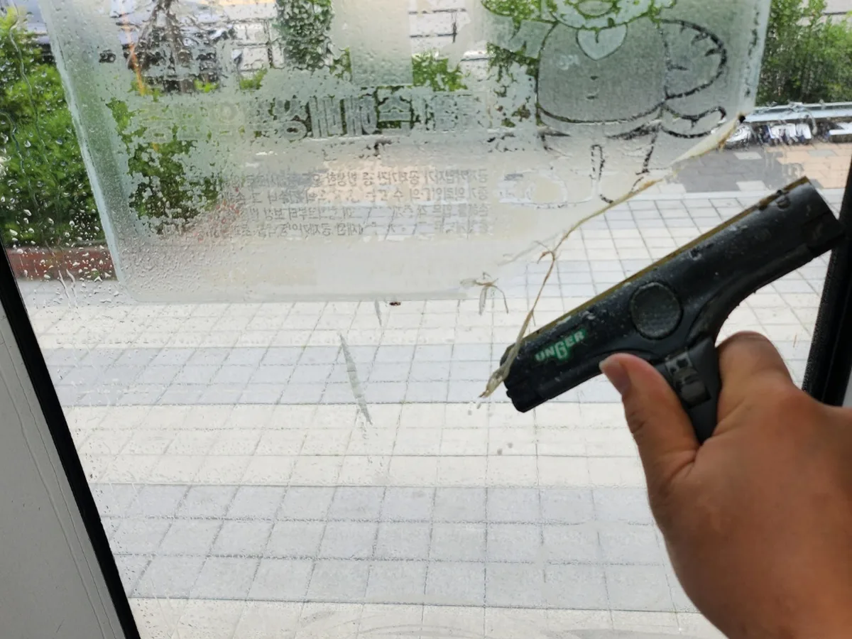 미추홀구 문학동 사무실 고층 외창 장비 주변 정밀 위생청소 사례 - 행진크린